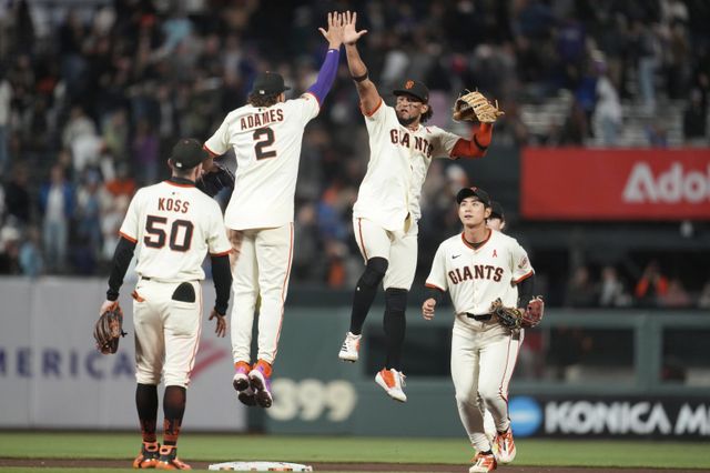 이정후(오른쪽)가 28일(한국시간) 미국 캘리포니아주 샌프란시스코 오라클파크에서 열린 2025 ‘메이저리그(MLB)’ 시카고 컵스와 홈경기에서 팀의 12-3 승리를 확정한 뒤 팀 동료들과 함께 세리머니를 하고 있다. 이날 4타수 1안타를 기록한 이정후는 시즌 30번째 2루타를 만들었다. 샌프란시스코(미 캘리포니아주)｜AP뉴시스