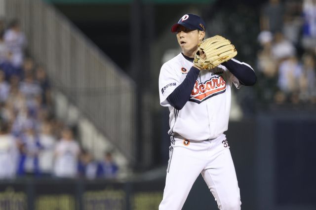 두산 고효준(사진)은 28일 1군 엔트리에서 말소됐다. 조성환 감독대행은 선수단에 모범이 된 베테랑에게 어떻게든 기회를 주려 한다. 사진제공｜두산 베어스