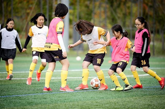 지난 2024년 스포츠토토 여자축구교실에 참여한 유소녀 회원들.