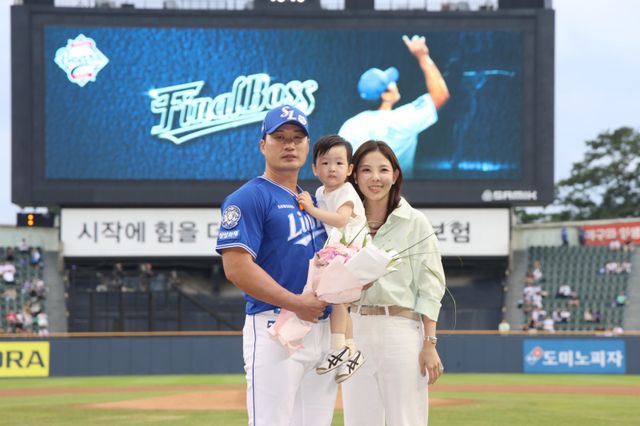 삼성 오승환(왼쪽 첫 번째)은 28일 잠실 두산과 원정경기에서 은퇴 투어의 시작을 알렸다. 그는 “첫 번째 은퇴 투어 행사를 하고 나니 비로소 은퇴가 와닿는다”고 소감을 밝혔다. 사진제공｜삼성 라이온즈