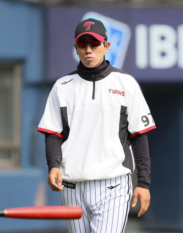 모창민 LG 메인 타격코치는 팀 타율 1위 타선을 이끌고 있다. 타선이 집단 슬럼프에 빠지는 등 힘든 시간도 있었지만, 갖은 노력으로 이를 극복하며 선두 수성에 힘을 보태고 있다. 사진제공｜LG 트윈스