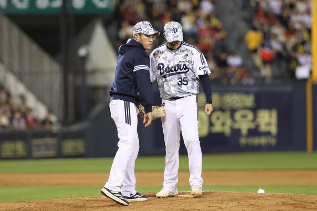 두산 고효준(사진, 오른쪽)은 28일 1군 엔트리에서 말소됐다. 조성환 감독대행은 선수단에 모범이 된 베테랑에게 어떻게든 기회를 주려 한다. 사진제공｜두산 베어스