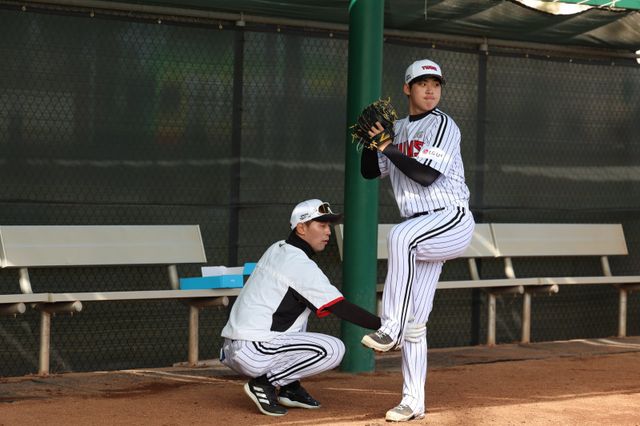김광삼 LG 메인 투수코치(사진, 왼쪽)는 데뷔 첫해를 맞이한 신인 김영우의 성장을 이끌어내며 불펜진 강화에 힘을 보탰다. 사진제공｜LG 트윈스