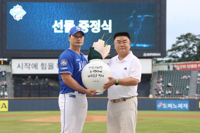 삼성 오승환(왼쪽)은 28일 잠실 두산과 원정경기에서 은퇴 투어의 시작을 알렸다. 그는 “첫 번째 은퇴 투어 행사를 하고 나니 비로소 은퇴가 와닿는다”고 소감을 밝혔다. 사진제공｜삼성 라이온즈