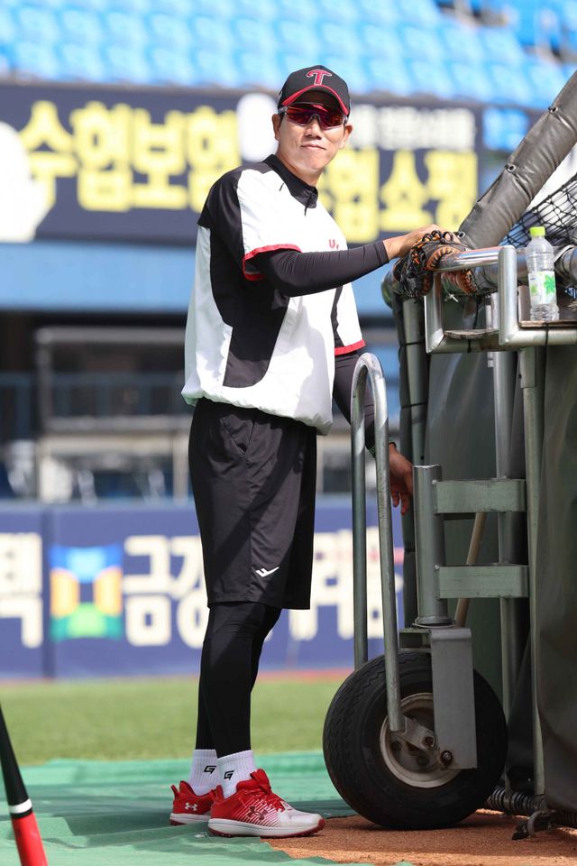 모창민 LG 메인 타격코치는 팀 타율 1위 타선을 이끌고 있다. 타선이 집단 슬럼프에 빠지는 등 힘든 시간도 있었지만, 갖은 노력으로 이를 극복하며 선두 수성에 힘을 보태고 있다. 사진제공｜LG 트윈스