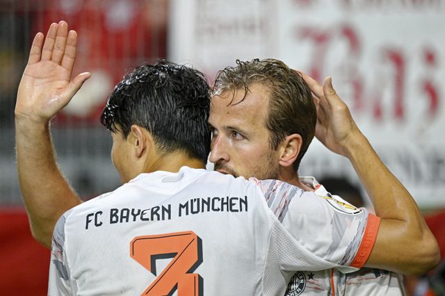 바이에른 뮌헨 김민재(3번)가 28일(한국시간) 브리타 아레나에서 열린 비스바덴과 DFB포칼 1라운드 원정경기에서 후반 추가시간 결승골을 넣은 해리 케인을 끌어안으며 축하하고 있다. 비스바덴(독일)｜AP뉴시스