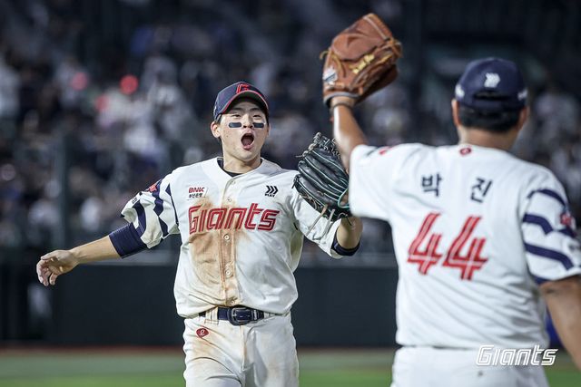 롯데 박찬형이 28일 사직구장에서 열린 KT와 홈경기에서 연장 11회초를 실점 없이 마무리한 박진과 환호하고 있다. 사진제공｜롯데 자이언츠