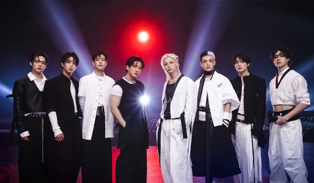 스트레이 키즈가 정규 4집 ‘KARMA’로 컴백 후 2주 차 음악 방송 활동에 나선다. 타이틀곡 ‘CEREMONY’는 국내외 차트 정상을 차지하고 더블 밀리언셀링을 달성했으며, 강렬한 퍼포먼스와 독보적 아우라로 팬들의 호응을 얻고 있다. 사진제공|JYP엔터테인먼트