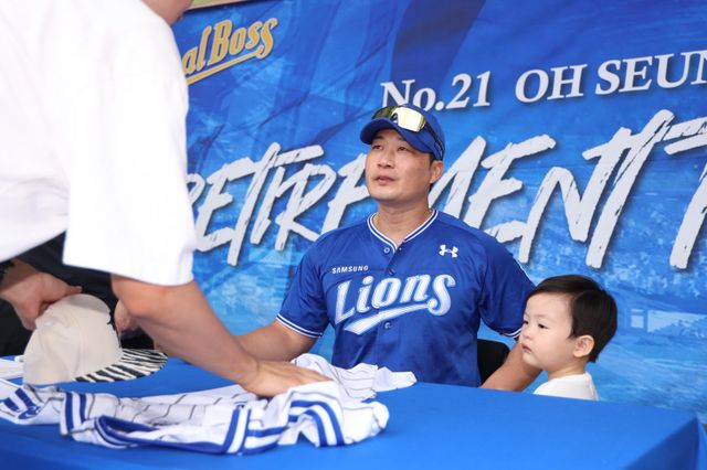 삼성 오승환은 28일 잠실 두산과 원정경기에서 은퇴 투어의 시작을 알렸다. 그는 “첫 번째 은퇴 투어 행사를 하고 나니 비로소 은퇴가 와닿는다”고 소감을 밝혔다. 사진제공｜삼성 라이온즈