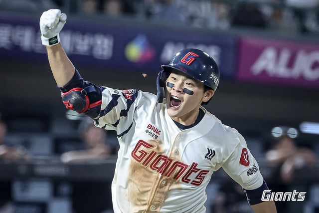 롯데 박찬형이 28일 사직구장에서 열린 KT와 홈경기 연장 10회말 동점 솔로포를 친 뒤 주먹을 불끈 쥐고 있다. 롯데는 박찬형의 활약에 힘입어 KT를 3-2로 꺾고 3위를 되찾았다. 사진제공｜롯데 자이언츠