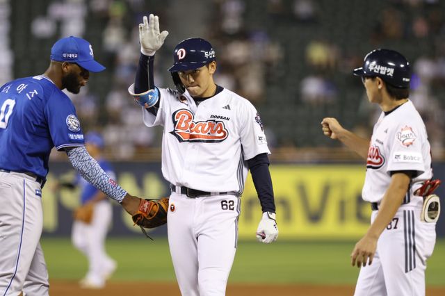 두산 안재석(가운데)은 28일 잠실 삼성과 홈경기에서 1번 지명타자로 선발출전해 끝내기 안타를 터트리며 팀 5연패를 끊어냈다. 사진제공｜두산 베어스