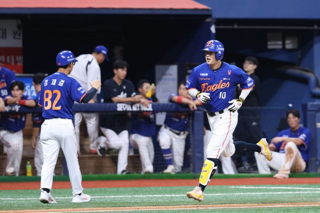 한화 이진영(오른쪽)이 28일 고척 스카이돔에서 열린 키움전 4회초 1사 1루 상황에서 좌월 2점홈런을 터트린 뒤 그라운드를 돌고 있다. 이진영은 이날 홀로 4타점을 쓸어담으며 한화의 9-3 승리를 이끌었다. 사진제공｜한화 이글스