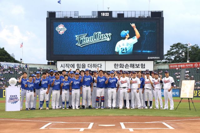 삼성 오승환(가운데)은 28일 잠실 두산과 원정경기에서 은퇴 투어의 시작을 알렸다. 그는 “첫 번째 은퇴 투어 행사를 하고 나니 비로소 은퇴가 와닿는다”고 소감을 밝혔다. 사진제공｜삼성 라이온즈