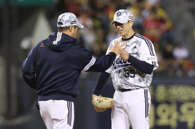 두산 고효준(사진, 오른쪽)은 28일 1군 엔트리에서 말소됐다. 조성환 감독대행은 선수단에 모범이 된 베테랑에게 어떻게든 기회를 주려 한다. 사진제공｜두산 베어스