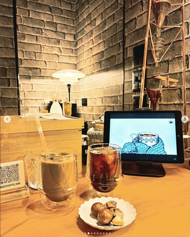 박규리가 SNS에 올린 사진. 왼쪽 잔에 담긴 음료가 호지티 라떼로 보인다.