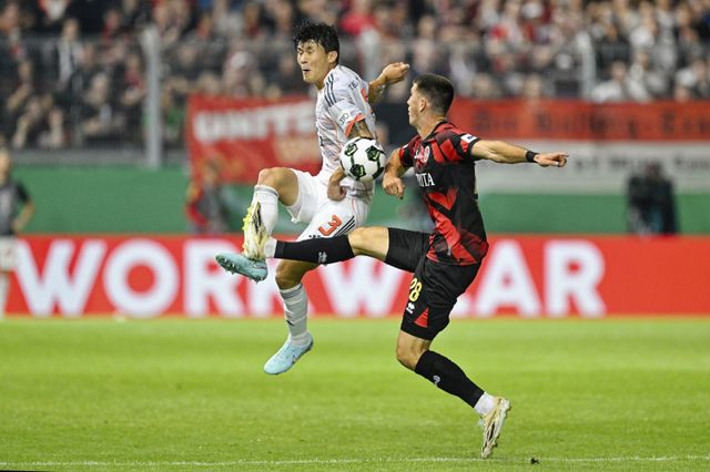 바이에른 뮌헨 김민재(왼쪽)가 28일(한국시간) 브리타 아레나에서 열린 3부 비스바덴과 2025~2026 독일축구협회(DFB) 포칼(독일컵) 1라운드 원정경기에서 상대 공격수와 볼다툼을 하고 있다. 비스바덴(독일)｜AP뉴시스