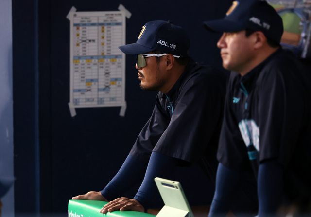 이호준 NC 감독(왼쪽)은 시즌 내내 국내 선발투수 부진으로 선발진 운영의 고민을 이어가고 있다.｜뉴시스