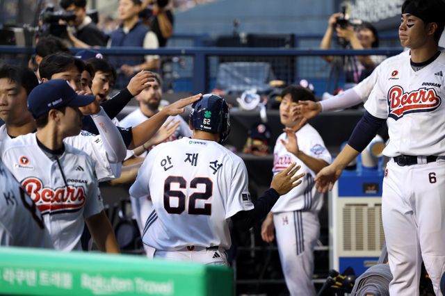 두산 안재석(62번)은 28일 잠실 삼성과 홈경기에서 1번 지명타자로 선발출전해 끝내기 안타를 터트리며 팀 5연패를 끊어냈다. 사진제공｜두산 베어스