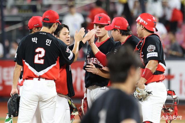 KIA 선수들이 29일 수원KT위즈파크에서 열린 KT와 원정경기에서 10-1로 승리한 뒤 기쁨을 나누고 있다. 사진제공｜KIA 타이거즈