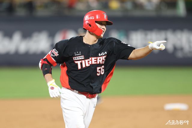 KIA 오선우가 29일 수원KT위즈파크에서 열린 KT와 원정경기 6회초 결승 우월 3점홈런을 친 뒤 덕아웃을 향해 손짓하고 있다. KIA는 오선우의 활약에 힘입어 KT를 꺾고 3연승을 달렸다. 사진제공｜KIA 타이거즈