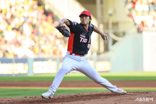 KIA 이의리가 16일 잠실구장에서 열린 두산과 원정경기에 선발등판해 역투하고 있다. 사진제공｜KIA 타이거즈