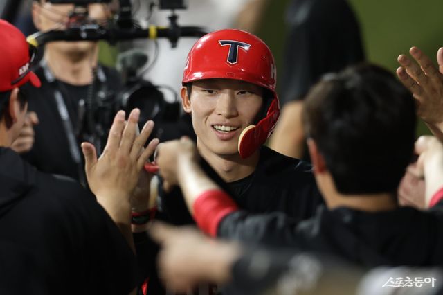 KIA 김호령이 29일 수원KT위즈파크에서 열린 KT와 원정경기 8회초 쐐기 2점홈런을 친 뒤 덕아웃에서 동료들의 환영을 받고 있다. 사진제공｜KIA 타이거즈
