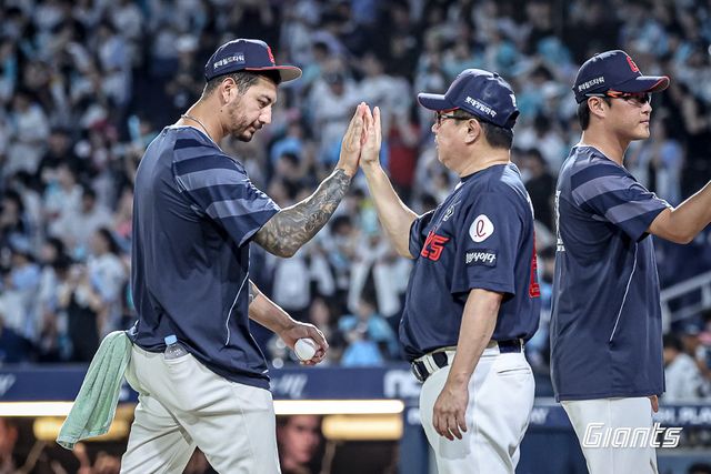 롯데 외국인투수 빈스 벨라스케즈(왼쪽)가 24일 창원NC파크에서 열린 NC와 원정경기에서 17-5로 승리한 뒤 김태형 감독과 손뼉을 마주치고 있다. 사진제공｜롯데 자이언츠