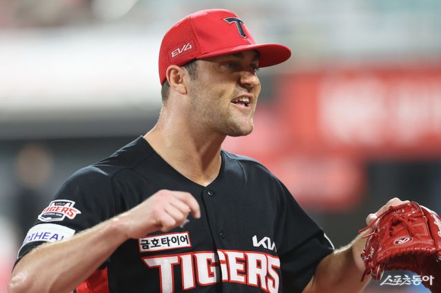 KIA 외국인 에이스 제임스 네일이 29일 수원KT위즈파크에서 열린 KT와 원정경기에 선발등판해 7이닝 1실점 역투를 펼친 뒤 동료들의 사기를 북돋고 있다. 사진제공｜KIA 타이거즈