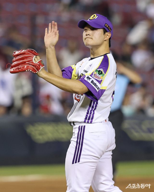 두산 김택연은 8월 첫 등판이었던 2일 잠실 SSG전에서 1.1이닝 무실점으로 18세이브째를 따냈다. 조성환 두산 감독대행은 김택연이 9회초 2사 주자 없는 상황에서 최정에게 홈런성 파울타구를 맞은 뒤 같은 구종으로 승부한 점을 높게 평가했다. 김택연이 2일 세이브를 따낸 뒤 기뻐하고 있다. 사진제공｜두산 베어스