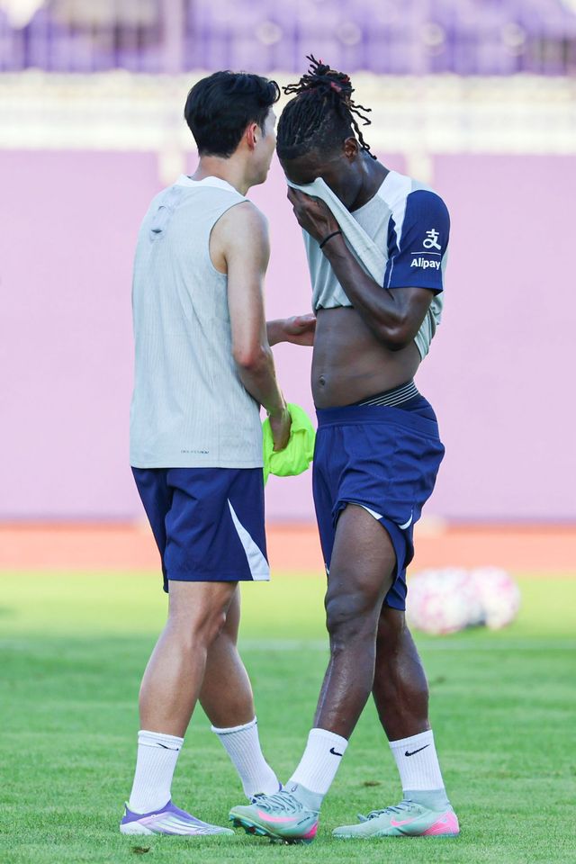 토트넘과 10년 동행의 끝을 알린 손흥민(왼쪽)과 비수마가 2일 안양종합운동장에서 진행된 토트넘 오픈 트레이닝 도중 땀을 닦고 있다. 공교롭게도 비수마가 눈물을 훔치는 듯한 장면이 연출돼 취재진의 시선을 사로잡았다. 안양｜뉴시스