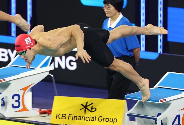 수영국가대표팀 지유찬은 2일 싱가포르 세계수영선수권대회아레나에서 열린 2025세계수영선수권대회 23일째 남자 자유형 50m 준결선 스윔오프에서 21초66만에 터치패드를 찍으며 아시아기록 수립과 한국수영 첫 세계수영선수권대회 자유형 50m 결선행 티켓이라는 두마리 토끼를 잡았다. 한국수영을 대표하는 단거리 영자다운 활약이었다. 뉴시스