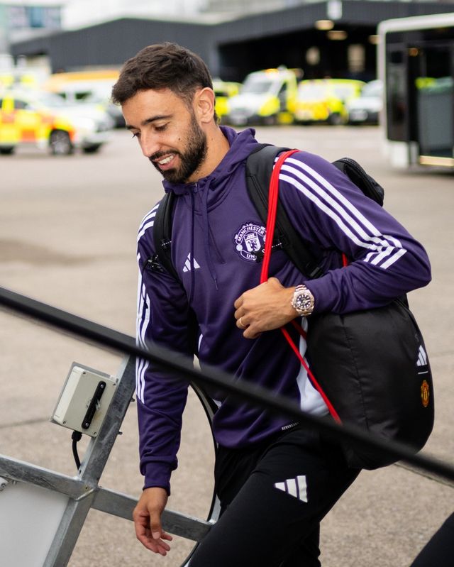 글로벌 스포츠 매체 ‘디 애슬레틱’은 3일(한국시간) “미국 시카고에서 맨체스터 유나이티드의 프리시즌 훈련이 한창이다. 시카고 파이어 훈련장에서 무더운 날씨 속에도 선수단은 밝은 분위기 속에 땀을 흘리고 있다”며 “팀은 페르난데스를 중심으로 다시 뭉칠 준비를 마쳤다”고 밝혔다. 사진출처｜맨체스터 유나이티드 페이스북