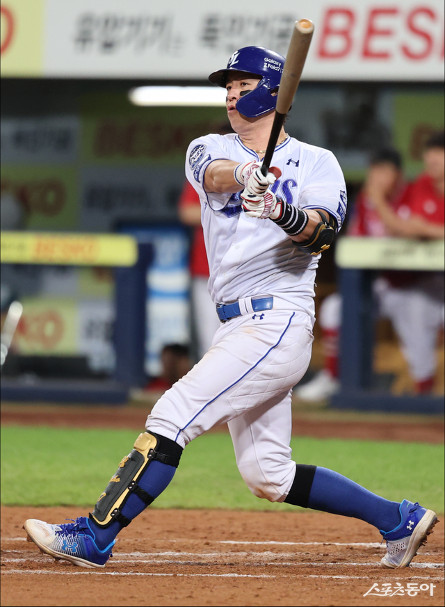 삼성 주전 포수 강민호가 3일 MRI 검진 결과 왼쪽 발바닥 건염 소견을 받았다. 2일 초음파 검사에서 부종이 발견돼 마음을 졸였지만, 일단 엔트리 말소 없이 상황을 지켜보게 됐다. 2일 자신의 파울타구에 맞아 교체됐던 4번타자 르윈 디아즈는 통증이 크게 줄어든 덕분에 정상 출전이 가능하다. 역시 사진제공｜삼성 라이온즈