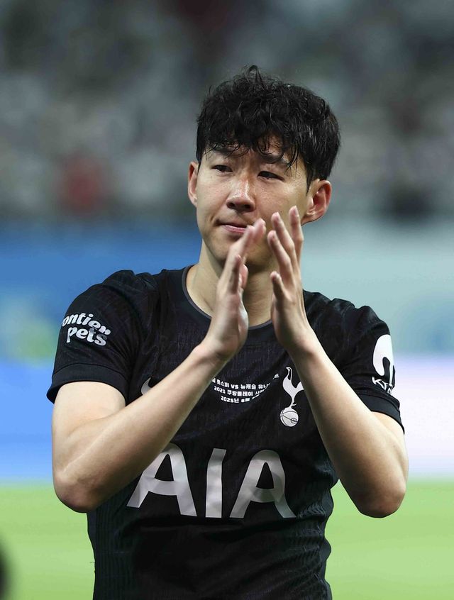 토트넘 손흥민이 3일 서울월드컵경기장에서 열린 뉴캐슬과 ‘2025 쿠팡플레이 시리즈’ 2경기를 마친 뒤 관중석을 향해 눈물을 글썽이고 있다. 토트넘 고별전을 마친 그는 복받쳤던 감정이 올라온 듯 눈물을 펑펑 쏟았다. 상암│뉴시스