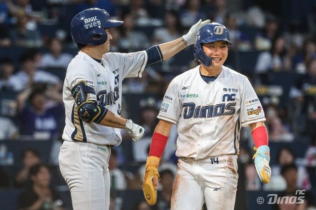 NC 최정원(오른쪽)은 2일 창원 KT와 홈경기에서 생애 첫 끝내기 안타를 기록했다. 그는 지금처럼 꾸준히 어떻게든 팀에 보탬이 되리라 다짐했다. 사진제공｜NC 다이노스