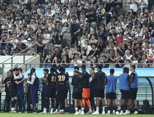 토트넘 손흥민(맨 왼쪽)이 3일 서울월드컵경기장에서 열린 뉴캐슬과 프리시즌 친선경기 도중 후반 20분 교체아웃되며 벤치로 나오자 모든 동료들이 일렬로 도열해 영웅의 마지막을 기념하고 있다. 상암｜뉴시스