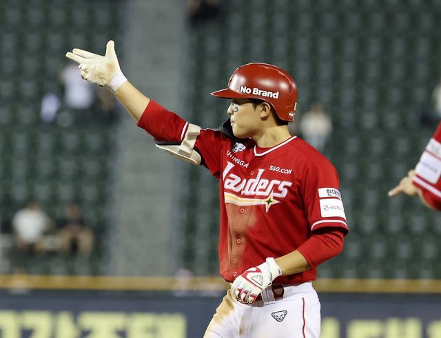 [서울=뉴시스] 김명년 기자 = 21일 서울 송파구 잠실야구장에서 열린 2025 KBO리그 SSG 랜더스와 두산 베어스의 경기, 5회초 2사 주자 1,3루 상황 SSG 정준재가 1타점 안타를 치고 기뻐하고 있다.. 2025.05.21. kmn@newsis.com