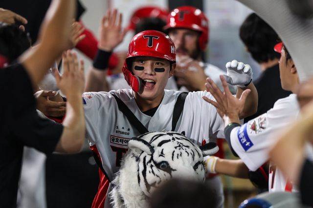 KIA 오선우(가운데)는 데뷔 7년차인 올해 최고의 활약을 펼치고 있다. 그는 규정 타석 진입을 이룬 자신에게 뿌듯해하며 꾸준한 활약을 펼치리라 다짐했다. 사진제공｜KIA 타이거즈
