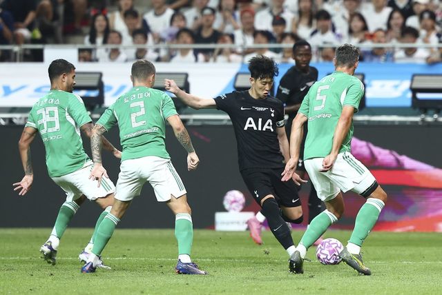 토트넘 손흥민(오른쪽 2번째) 3일 서울월드컵경기장에서 열린 뉴캐슬과 ‘2025 쿠팡플레이 시리즈’ 2경기에 선발 출전해 슛하고 있다. 사실상의 고별전이 될 수도 있는 경기에서 특유의 에너지로 경기장을 축제 분위기로 만들었다. 상암│뉴시스