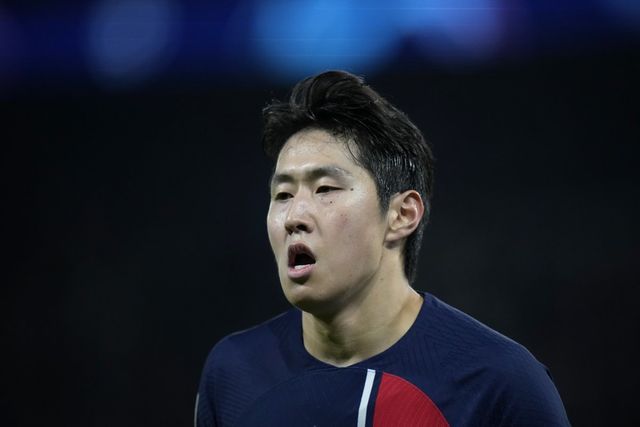 PSG 이강인의 잔류 가능성이 높아지고 있다. PSG는 현재 1군에서 전력외로 분류한 선수 6명을 리저브 팀과 훈련시키며 처분에 초점을 맞추고 있다. 아직 이강인은 리저브 팀이 아닌 1군 자원으로 여겨지고 있다. AP뉴시스