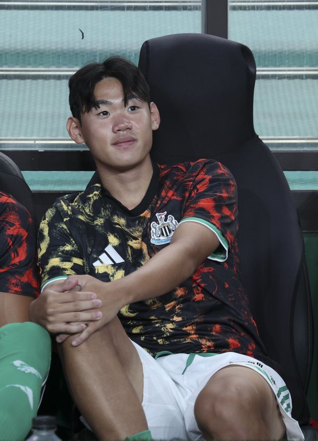 뉴캐슬 박승수가 3일 서울월드컵경기장에서 열린 토트넘과 ‘2025 쿠팡플레이 시리즈’ 2경기 후반 31분 제이콥 머피 대신 투입돼 그라운드를 밟았다. 팀 K리그와 1경기에서 멋진 드리블을 보인 그는 이날도 준수한 경기력으로 눈길을 모았다. 상암│뉴시스