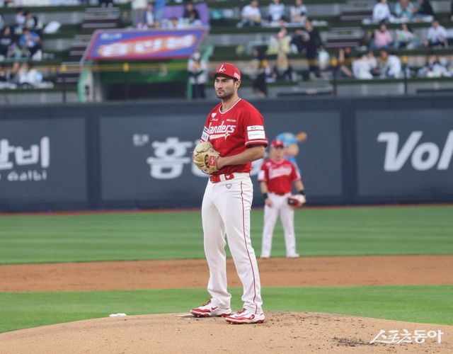 SSG 미치 화이트가 2일 잠실 두산전에서 팔꿈치에 타구를 맞고 0.2이닝만에 교체됐다. 이숭용 SSG 감독은 “5일까지 상태를 지켜보고 향후 등판 일정을 판단할 것”이라고 밝혔다. 사진제공｜SSG 랜더스