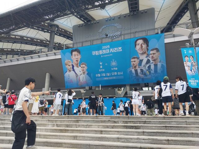 축구 팬들은 3일 서울월드컵경기장에서 열린 토트넘-뉴캐슬의 ‘2025 쿠팡플레이 시리즈’ 2경기를 앞두고 킥오프 3시간전부터 인산인해를 이뤘다. 손흥민이 이적을 예고한 까닭에 한국축구 역대 최고 선수가 유럽생활을 마감하기 앞서 국내 팬들 앞에서 뛰는 모습을 허투루 흘려보내지 않겠다는 생각에서다. 상암│권재민 기자 jmart220@donga.com