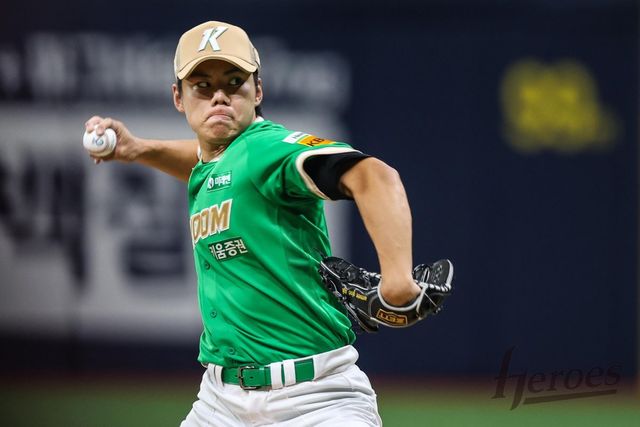 키윰 김윤하가 2일 고척스카이돔에서 열린 롯데전에 선발등파해 역투하고 있다. 사진제공｜키움 히어로즈