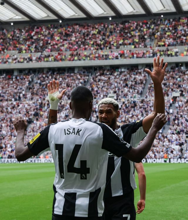 뉴캐슬 선수단은 방한 기간 내내 리버풀 이적을 추진 중인 이삭(14번)에 쏠린 취재진의 질문공세에 시달렸다. 사진출처｜뉴캐슬 유나이티드 페이스북