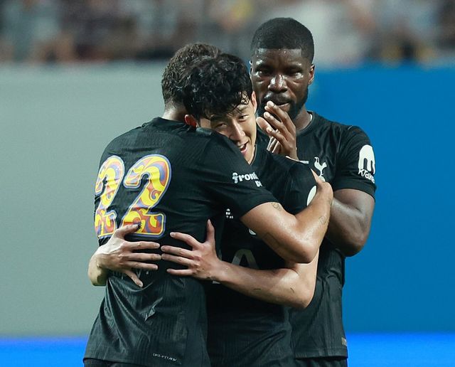 토트넘 손흥민이 3일 서울월드컵경기장에서 열린 뉴캐슬과 ‘2025 쿠팡플레이 시리즈’ 친선경기에서 후반 20분 교체아웃되자 동료들이 다가와 영웅의 위대한 퇴장을 축하하고 있다. 상암｜뉴시스