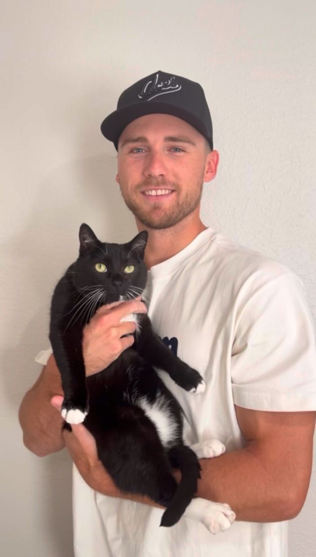 정규시즌 우승을 노리는 LG가 외국인투수 교체를 단행했다. 엘리에이저 에르난데스와 결별하고, 새로운 외국인투수로 앤더스 톨허스트를 영입했다. 톨허스트가 LG와 계약을 마친 후 기념촬영을 하는 모습. 사진제공｜LG 트윈스