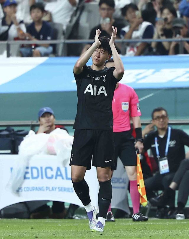 토트넘 ‘리빙 레전드’ 손흥민이 어쩌면 자신의 고별전이 될지 모를 3일 서울월드컵경기장에서 열린 뉴캐슬과 프리시즌 친선경기에서 후반 20분 교체아웃되며 관중을 향해 박수를 치며 감사를 전하고 있다. 붉어진 눈시울도 감추지 못했다. 상암｜뉴시스