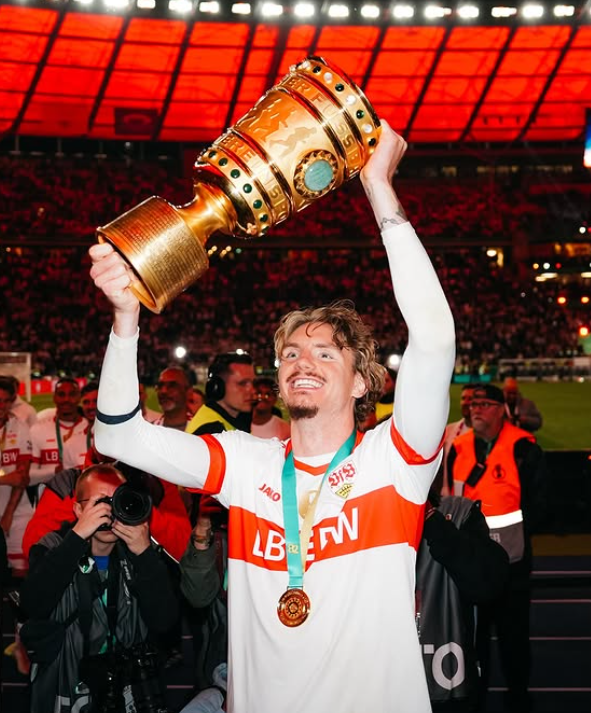 슈투트가르트 공격수 볼테마데의 뉴캐슬 이적이 임박했다. 독일 매체들은 EPL에서 최상위 클럽이 아닌 뉴캐슬이 영입전에서 독일 최고 클럽 바이에른 뮌헨을 꺾은 사실을 놓고 침울해하고 있다. 분데스리가의 경쟁력 약화와 머니싸움에서 열세가 직접적으로 드러난 사례이기 때문이다. 사진출처│볼테마데 인스타그램