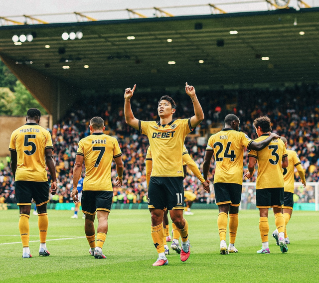울버햄턴 황희찬(가운데)이 31일(한국시간) 영국 몰리뉴스타디움에서 벌어진 에버턴과 2025~2026시즌 EPL 3라운드 홈경기에 선발출전해 전반 21분 골을 터트린 뒤 세리머니를 하고 있다. 올 시즌 마수걸이 골을 신고하며 주전 재도약의 청신호를 켰다. 사진출처│울버햄턴 원더러스 인스타그램